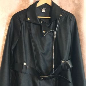 Black VENUS leather jacket 😍 Ruffle bottom!